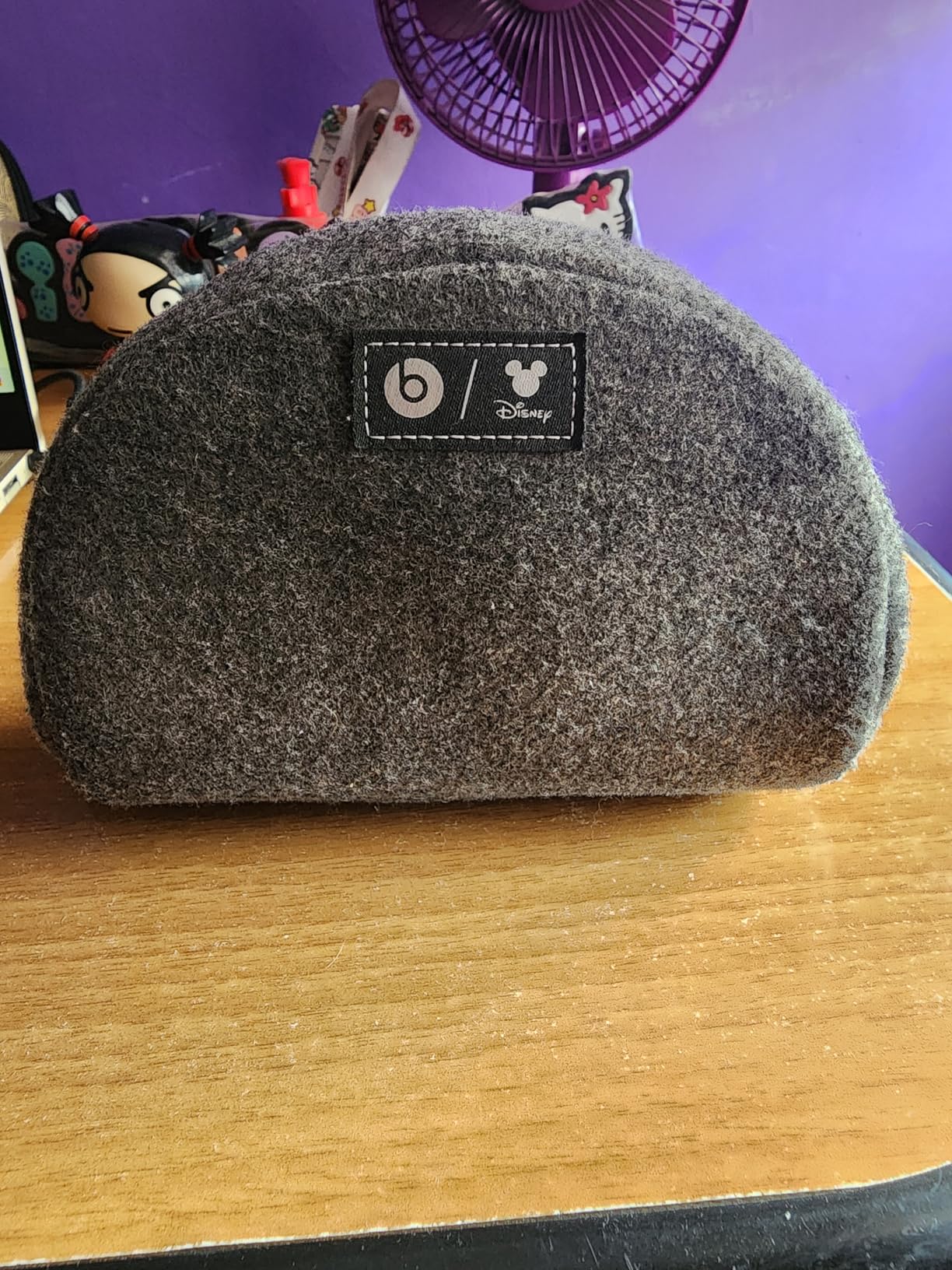 Très bon casque, un peu serré au début